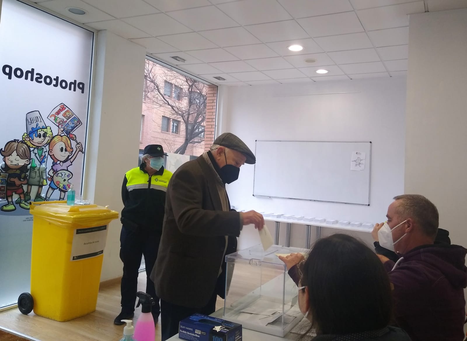 Els primers votants als col·legis electorals de Sant Cugat (Museu del Còmic). FOTO: Estefania Bedmar
