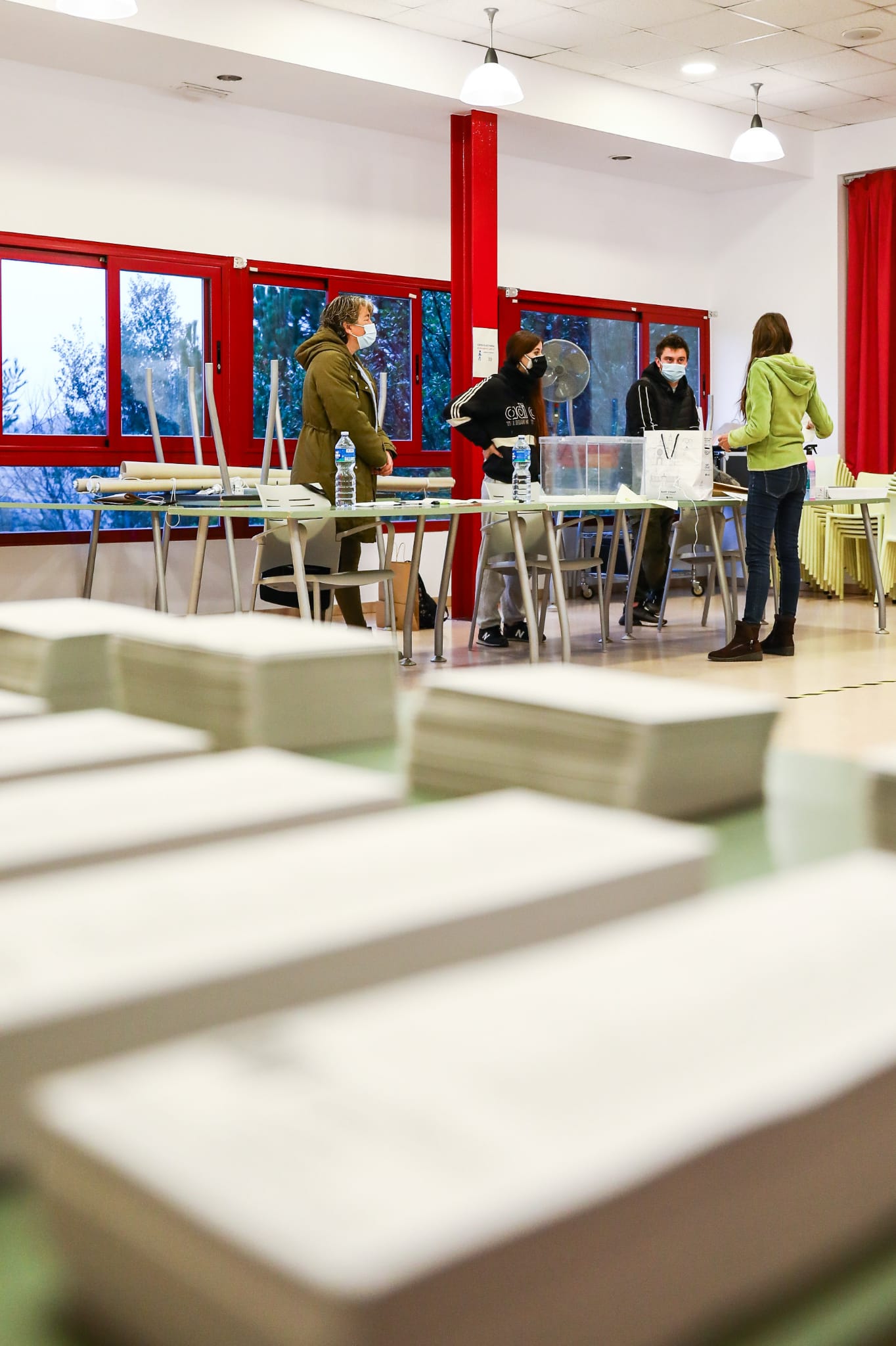 El Casal de Les Planes, preparat per acollir als votants. FOTO: Lali Puig
