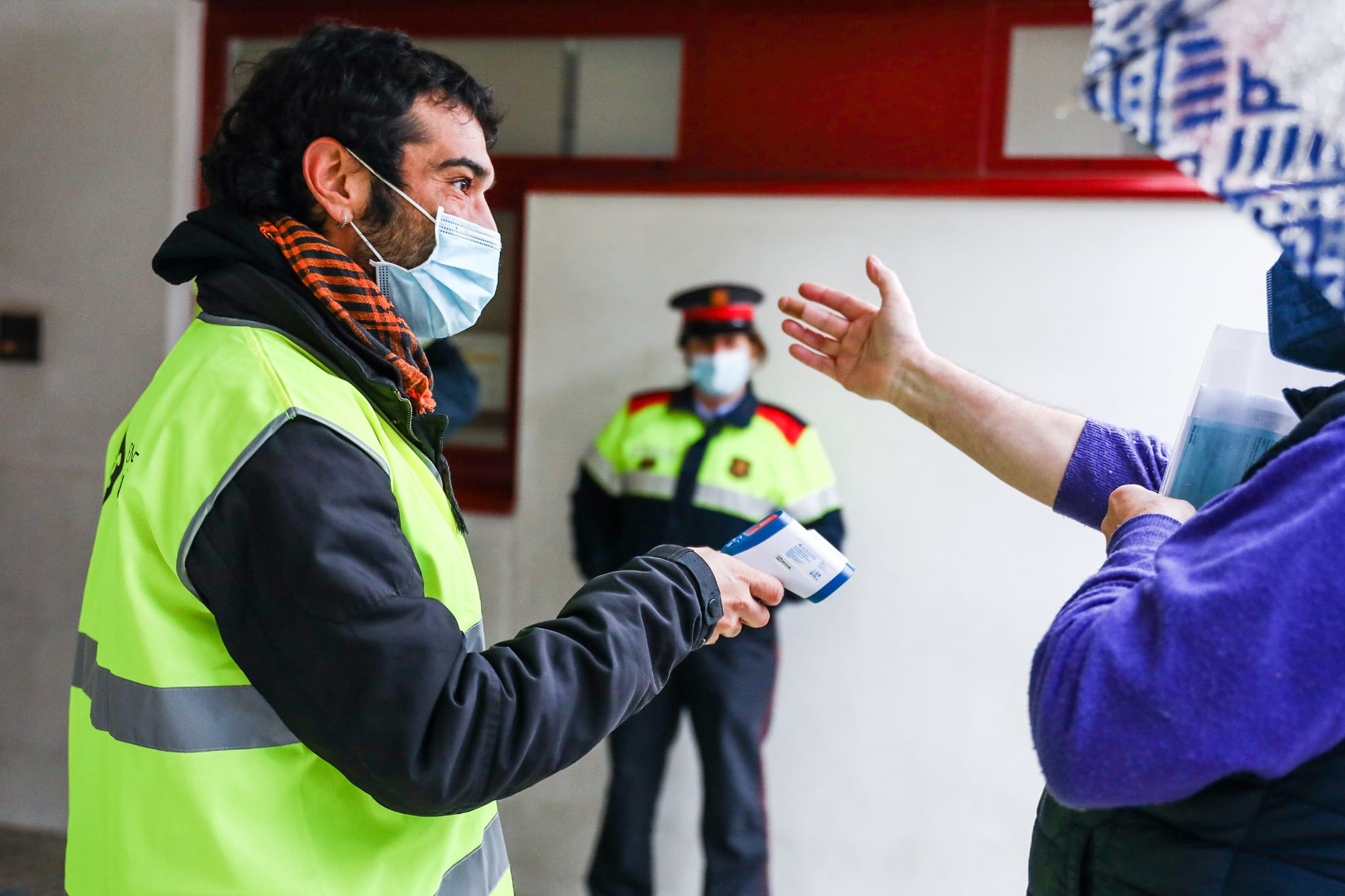 Presa de temperatura al Casal de Les Planes per votar a les eleccions al Parlament de Catalunya. FOTO: Lali Puig