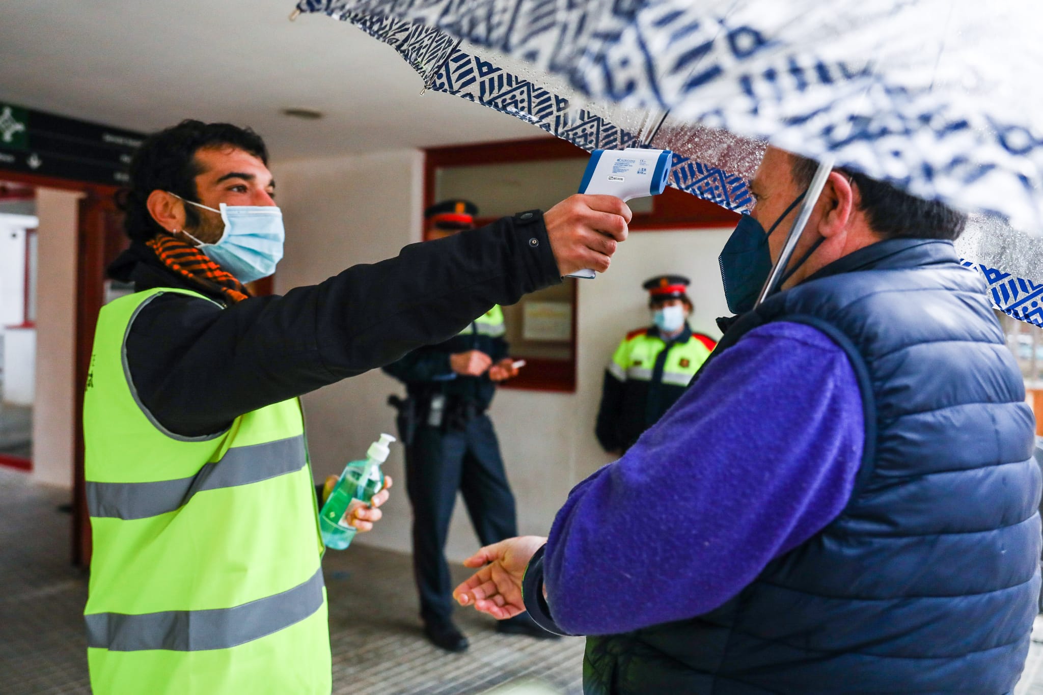 Presa de temperatura al Casal de Les Planes per votar a les eleccions al Parlament de Catalunya. FOTO: Lali Puig