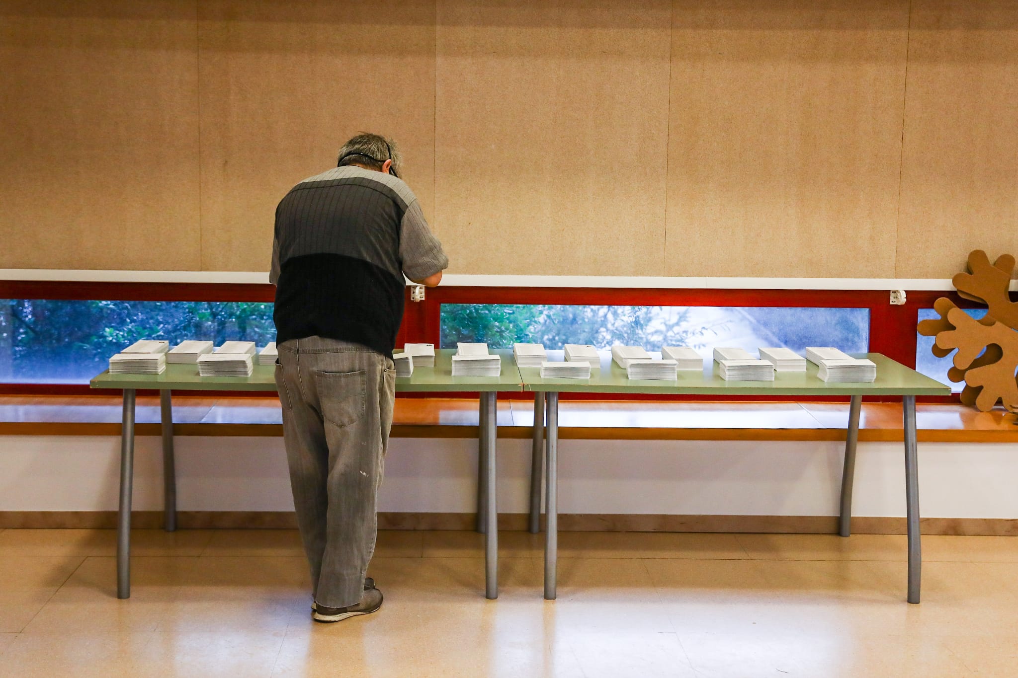 Els primers votants als col·legis electorals de Sant Cugat (Casal de Les Planes). FOTO: Lali Puig