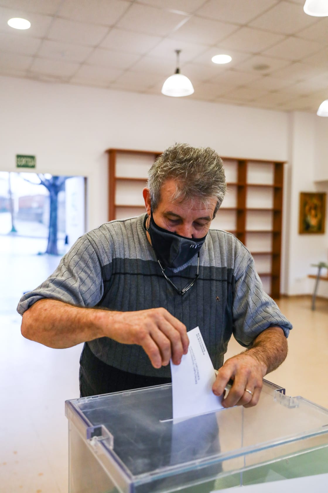 Els primers votants als col·legis electorals de Sant Cugat (Casal de Les Planes). FOTO: Lali Puig