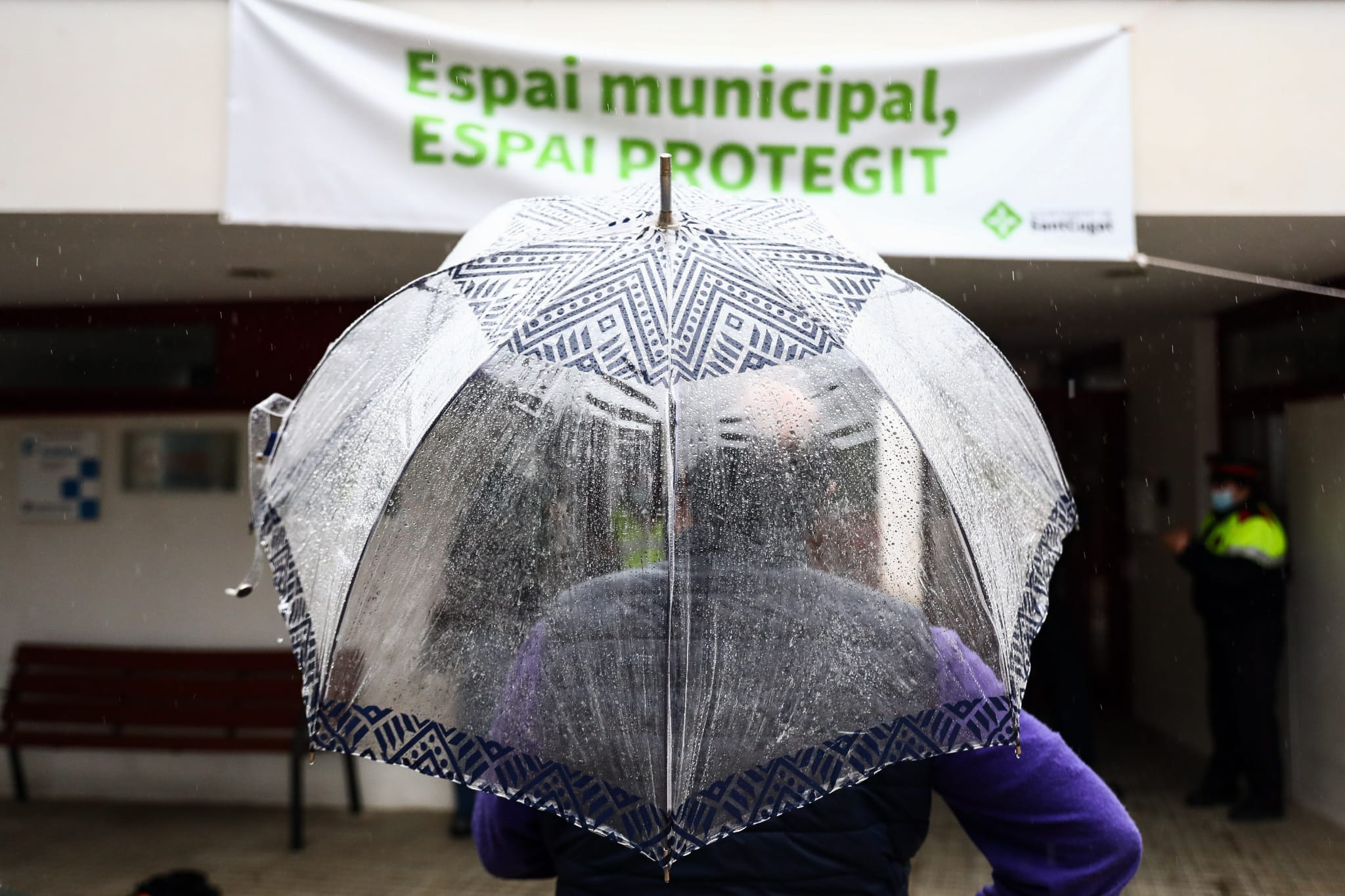 Cues per a votar a les eleccions al Parlament de Catalunya al Casal de Les Planes. FOTO: Lali Puig