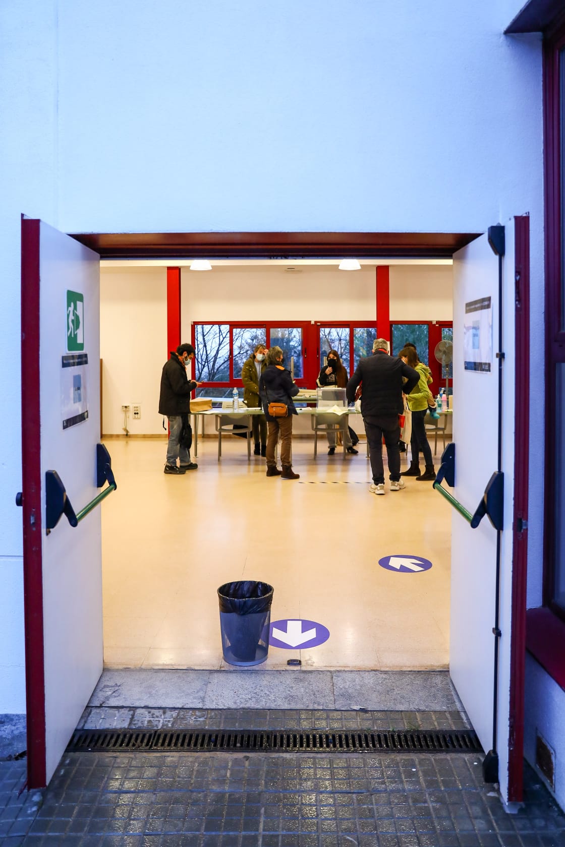 L'Escola Oficial d'Idiomes, preparada per acollir als votants. FOTO: Lali Puig