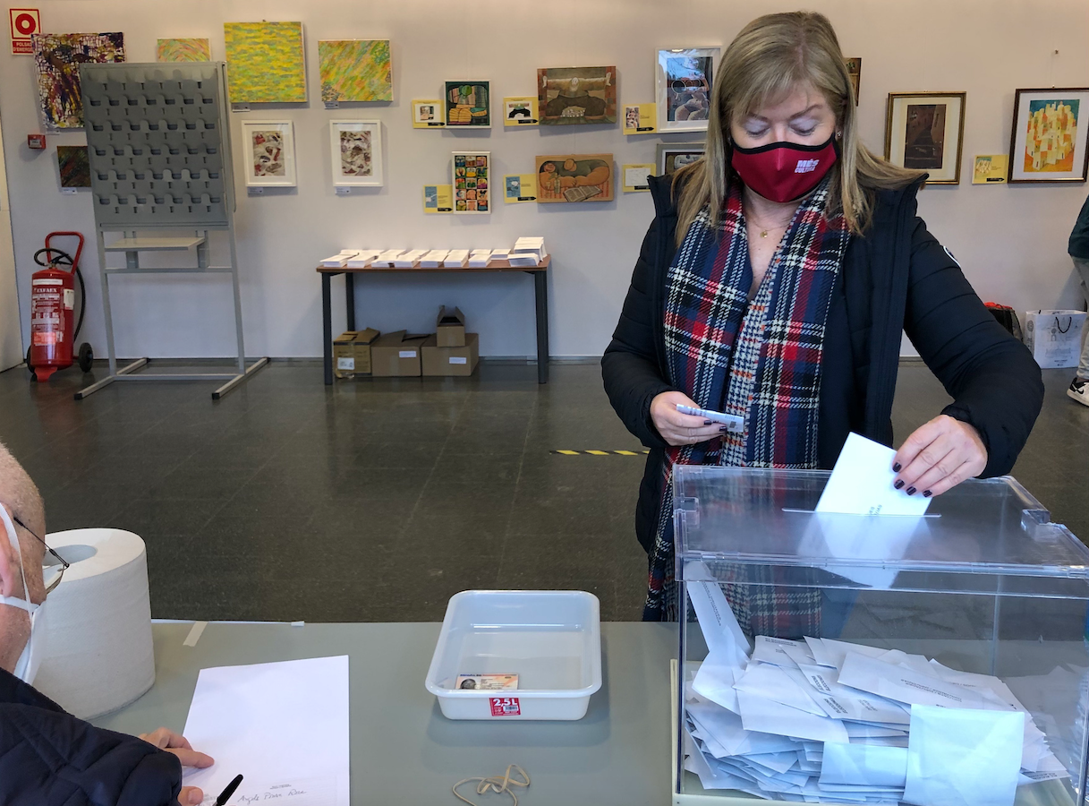 Àngels Ponsa, consellera de Cultura, votant a Valldoreix. FOTO: Cedida