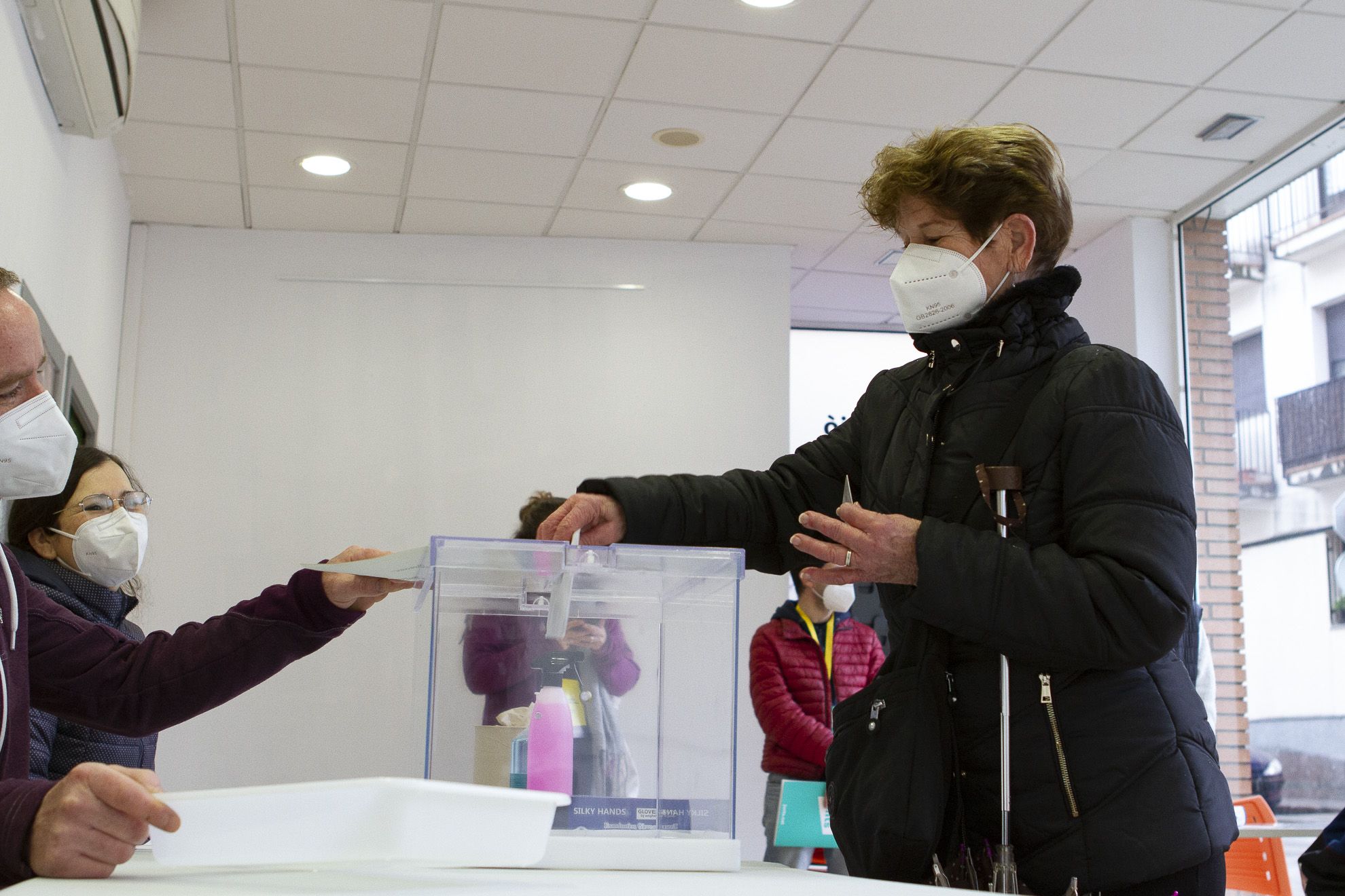 Els primers votants als col·legis electorals de Sant Cugat (Museu del Còmic). FOTO: Estefania Bedmar