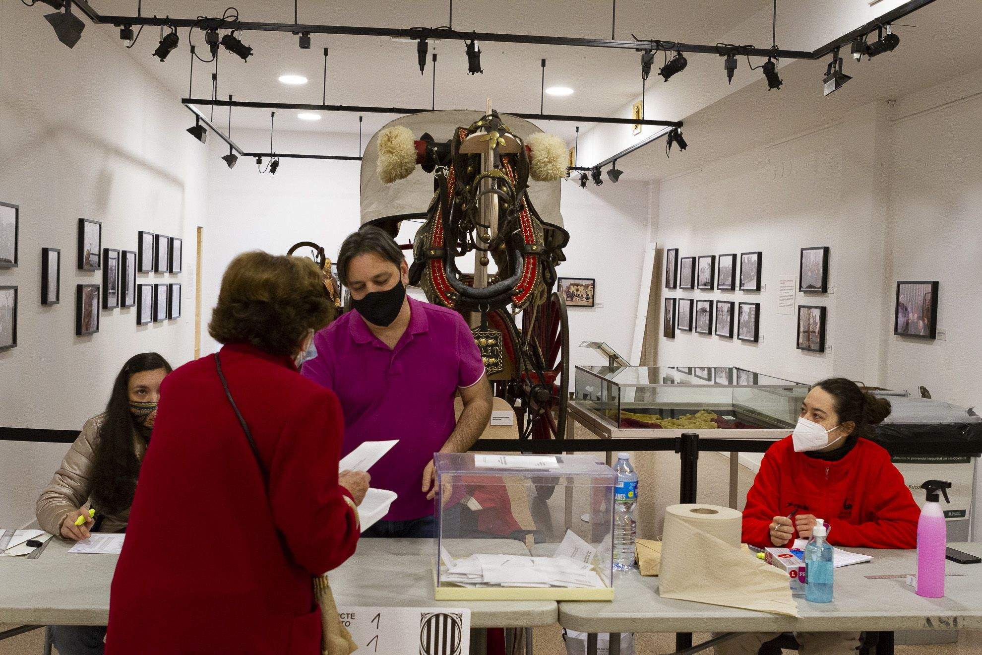Eleccions al Parlament de Catalunya a la Casa de Cultura. FOTO: Estefania Bedmar