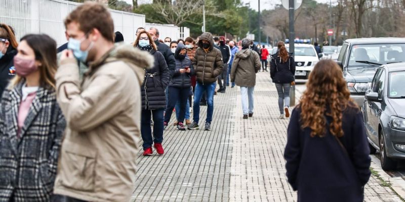Llargues cues per votar a l'Arxiu Nacional de Catalunya. FOTO: Cedida