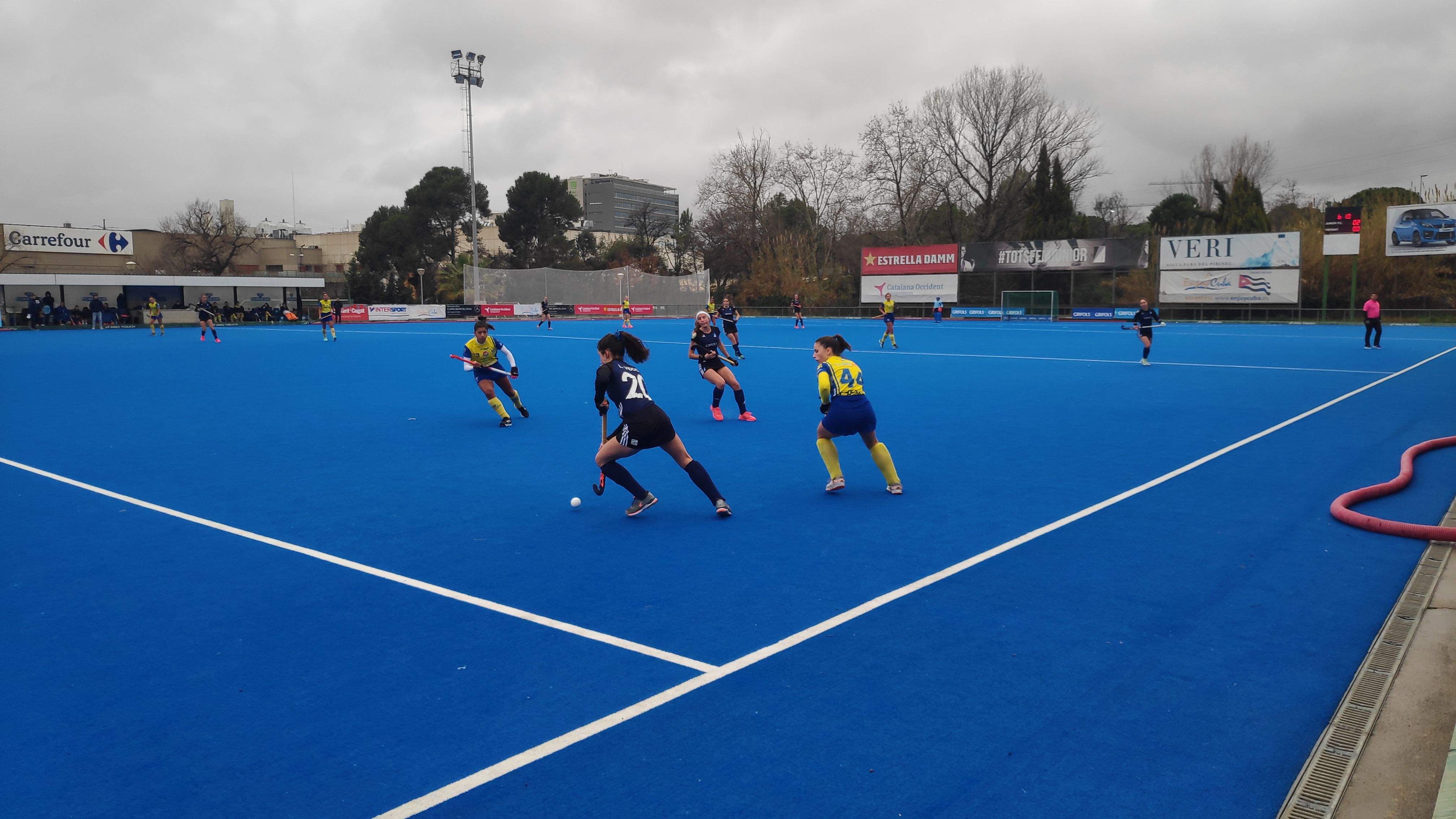 Laia Vidos en una de les jugades de la segona part en la victòria del Junior FC davant la UD Taburiente. FOTO: Amit Gayà.