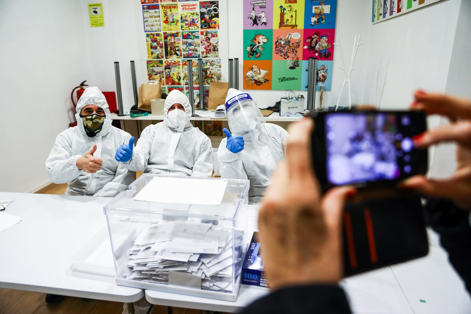 Els membres de les meses electorals han portat EPI en l'última hora de les eleccions. FOTO: Lali Puig