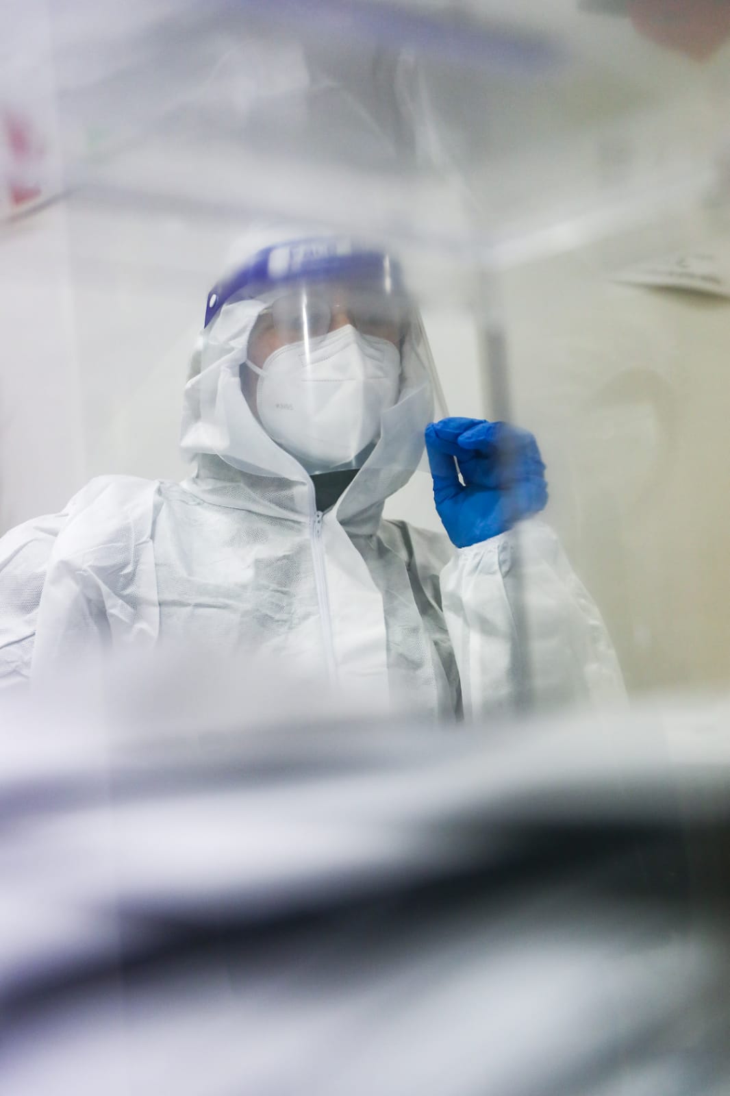 Els membres de les meses electorals han portat EPI en l'última hora de les eleccions. FOTO: Lali Puig