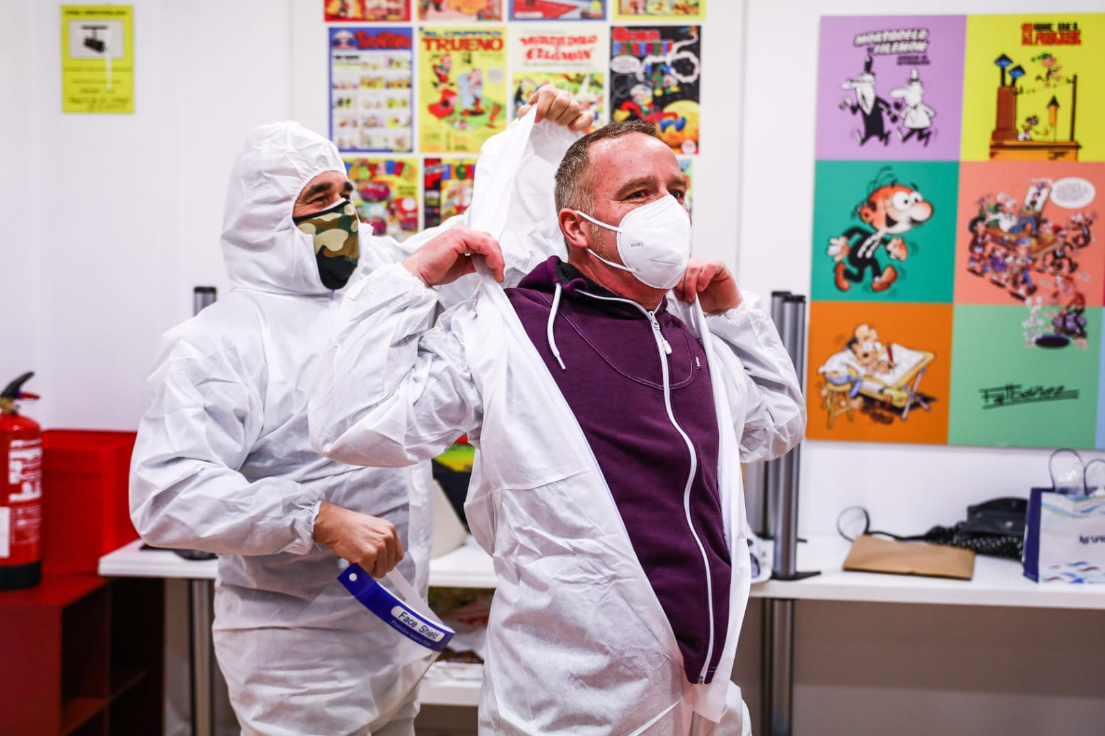 Membres de les meses amb els EPI FOTO: Lali Puig