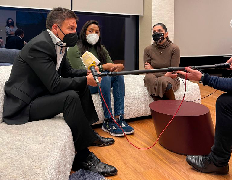 El Dr. Ivan Mañero, amb Fama després de la reconstrucció i Ruth Mañero, directora del projecte durant una entrevista. FOTO: Fundació Ivan Mañero