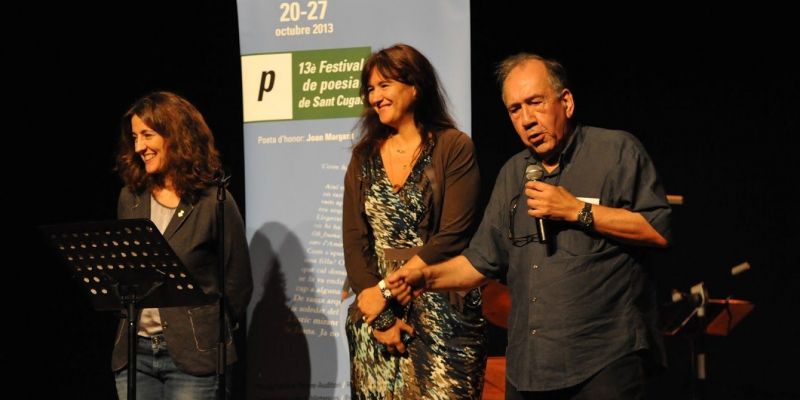 Joan Margarit, en el XIIIè Festival de Poesia a Sant Cugat, juntament amb Mercè Conesa (esquerra) i Laura Borràs (centre). FOTO: Artur Ribera