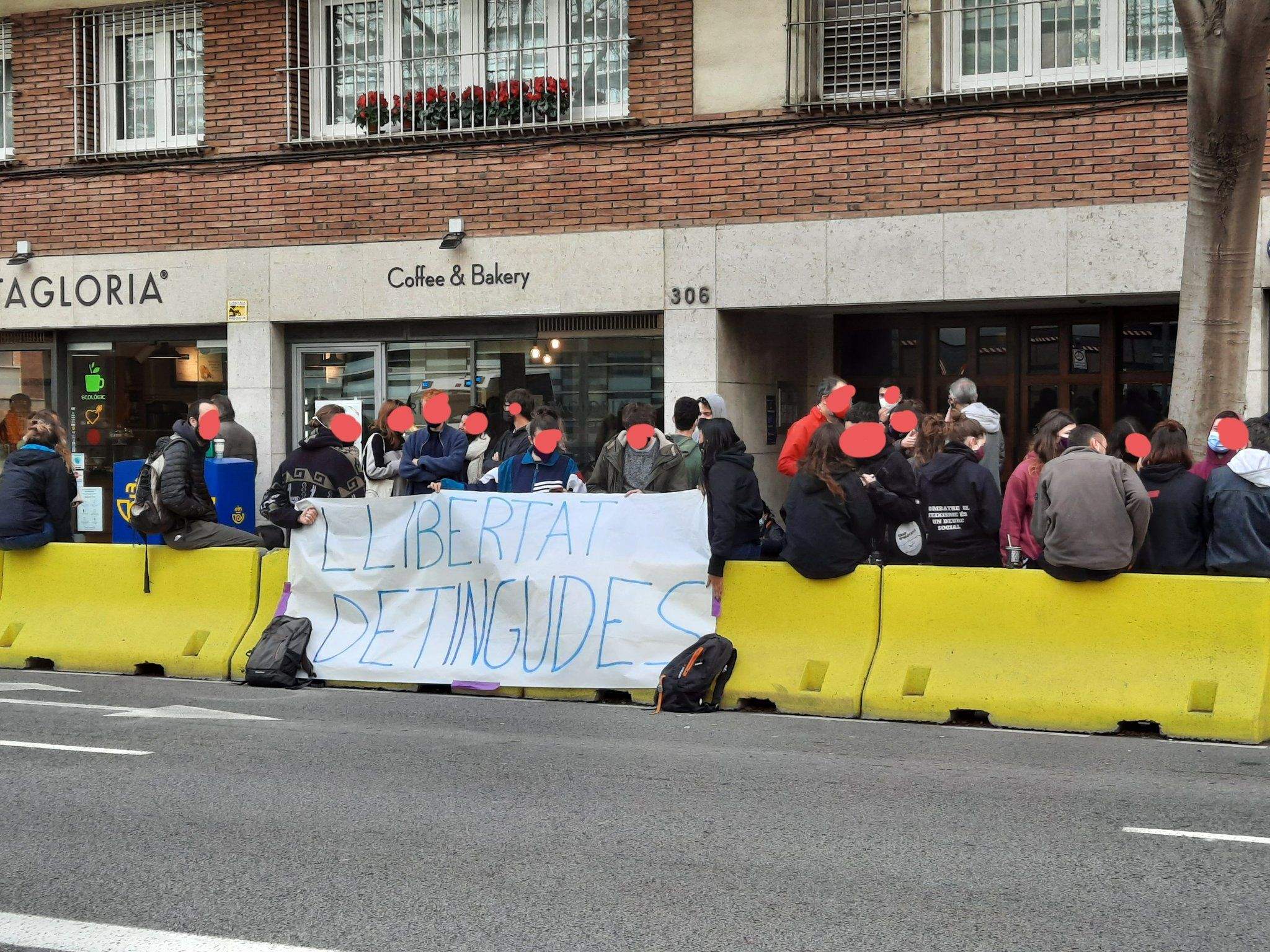 Protestes davant la detenció de tres santcugatencs en les manifestacions per l'empresonament de Pablo Hasél. FOTO: Twitter La Xesca.
