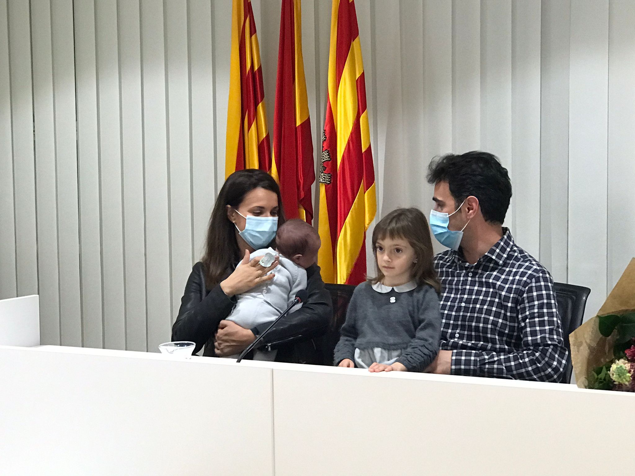 La família Abad Vilanova durant l'acte de benvinguda al primer santcugatenc de l'any. FOTO: Ferran Mitjà