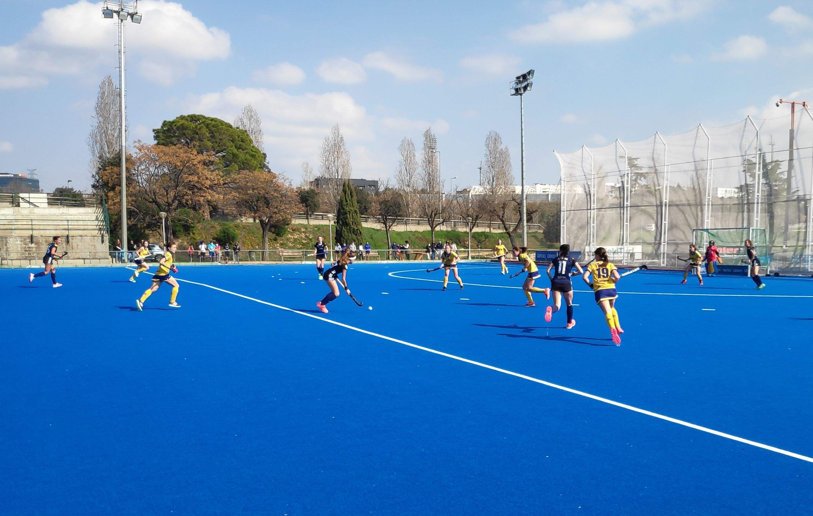 Júlia Strappato en una de les accions d'atac en la golejada del Junior FC a l'RC Jolaseta per 8 a 1. FOTO: Amit Gayà.