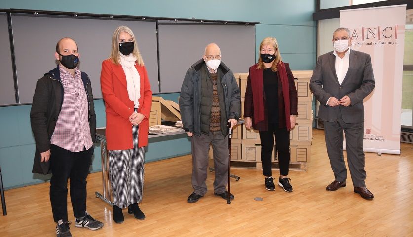Arcadi Oliveres, al centre, dona el seu fons documental a l'Arxiu Nacional de Catalunya. FOTO: Cedida
