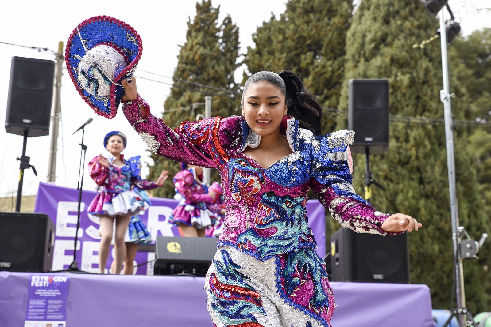 Actuació de dansa a càrrec de l'associació folklòrica i cultural de Bolívia Caporales "La Fraternidad". ESTROGENFEST. Foto: Bernat Millet.