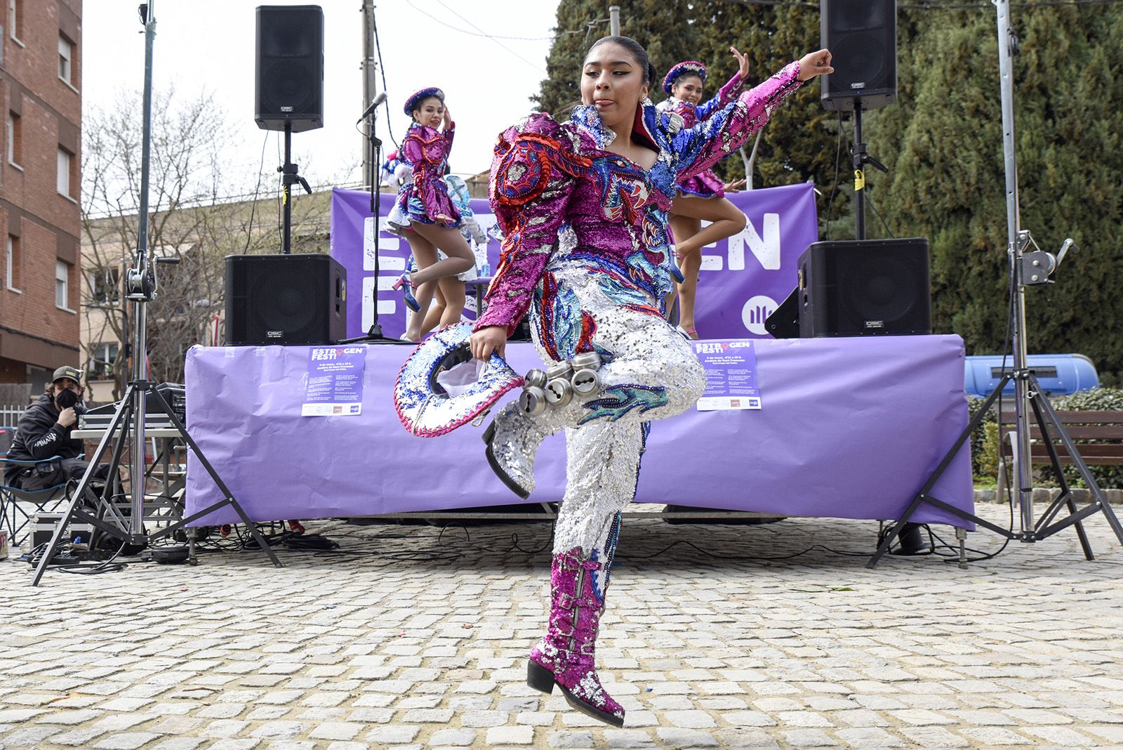 Actuació de dansa a càrrec de l'associació folklòrica i cultural de Bolívia Caporales "La Fraternidad". ESTROGENFEST. Foto: Bernat Millet.