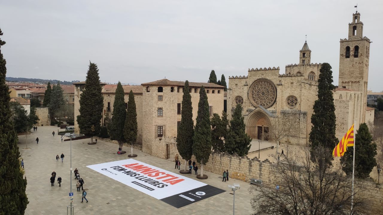 Òmnium Sant Cugat ha instal·lat una gran pancarta a la plaça d'Octavià per reclamar l'amnistia i l'autodeterminació. FOTO: Cedida