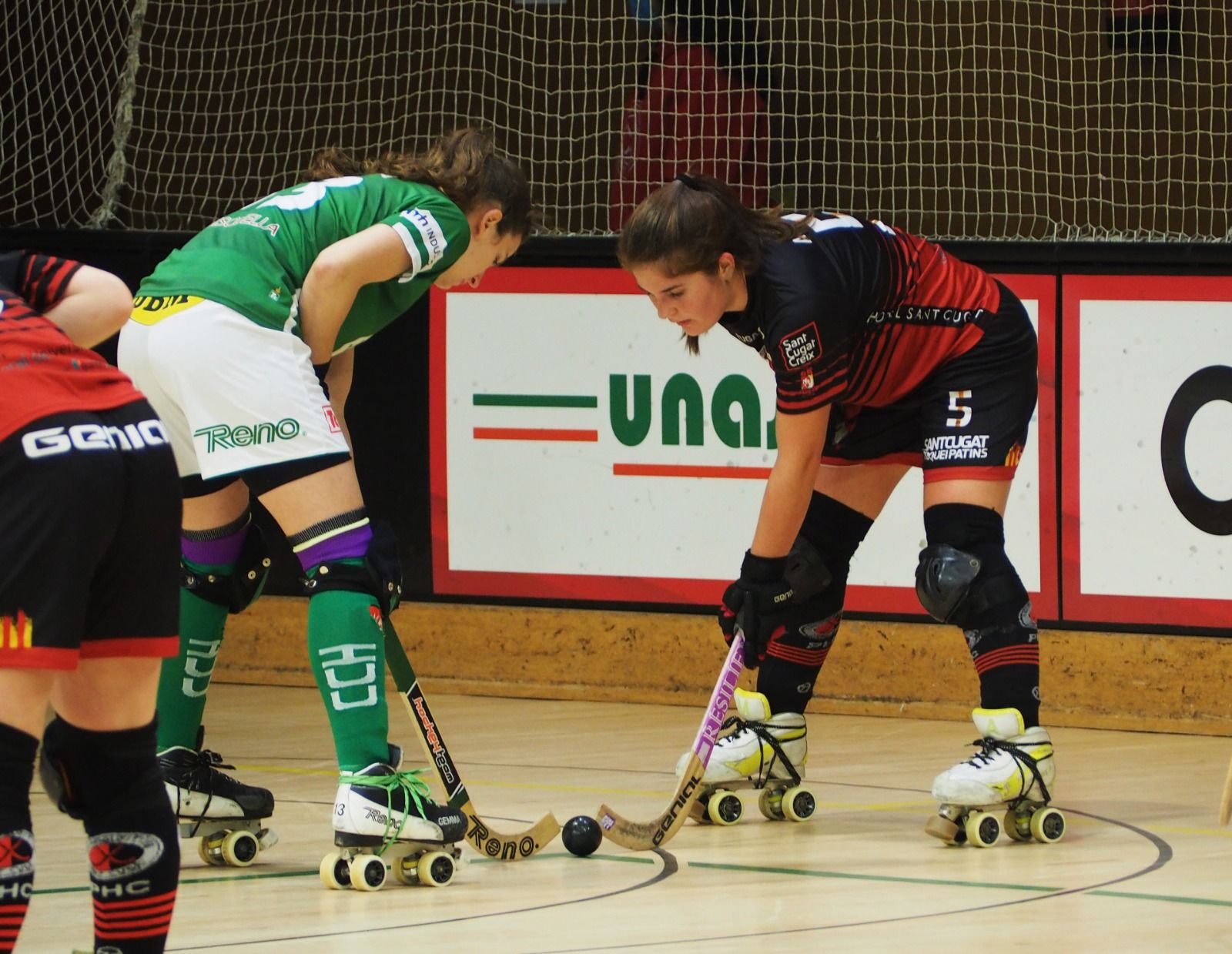 Andrea Massons en una de les jugades en la derrota del PHC Sant Cugat davant el Cerdanyola HC per 0 a 1. FOTO: Mónica García.