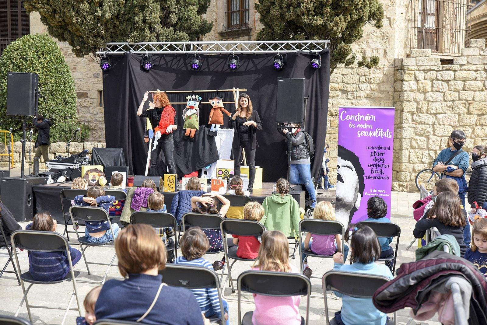 Sessió de contacontes "sóc com sóc, capses de colors". Foto: Bernat Millet.