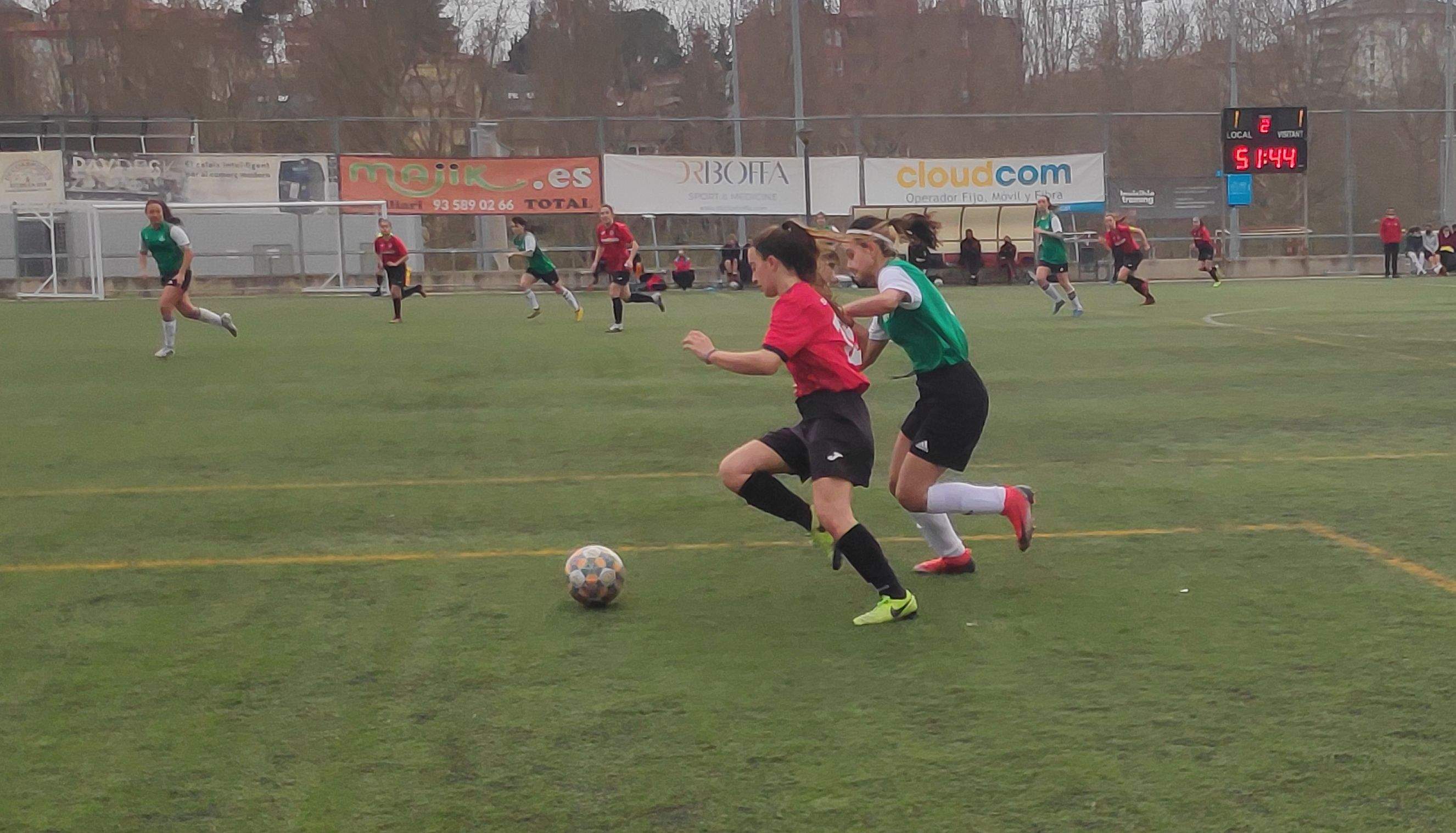 Alexandra Garcia en una de les jugades d'atac de la golejada del Sant Cugat FC al CE Júpiter pe 5 a 1. FOTO: Amit Gayà.