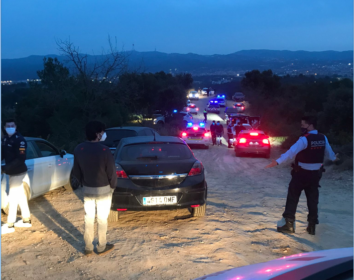 Botellón al Camí dels Monjos a Can Barata en una imatge d'arxiu durant la pandèmia. FOTO: Cedida