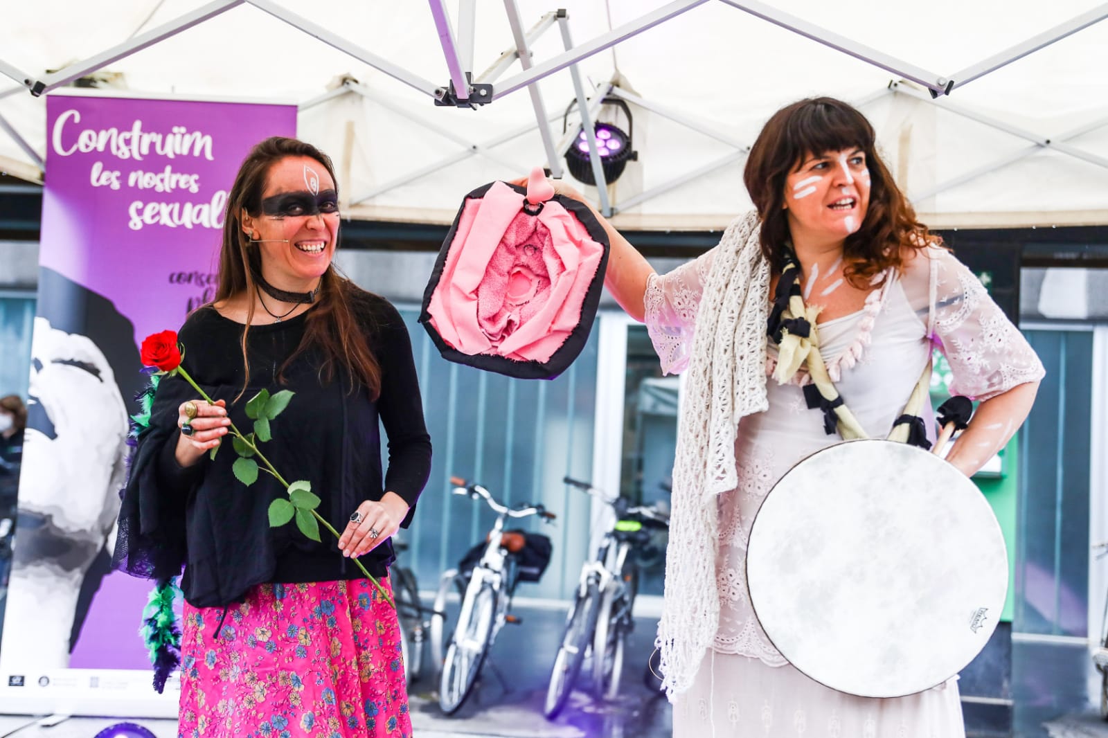 Performance de les Adventícies de l'acte institucional pel Dia Internacional de la Dona FOTO: Lali Puig