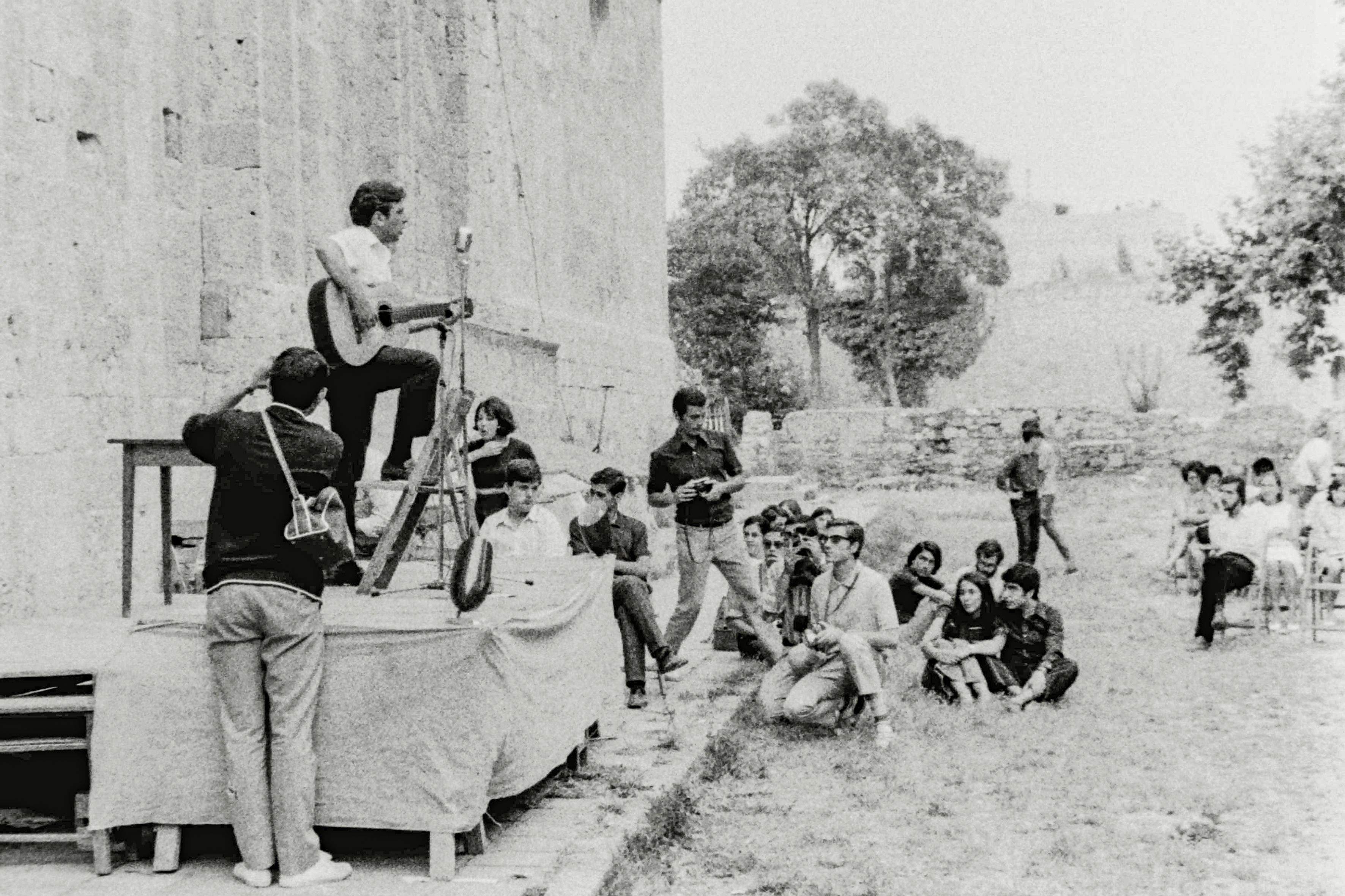 Raimon als jardins del Monestir. Estiu de 1968 Fons Cabanas (fotògrafs). AMSCV