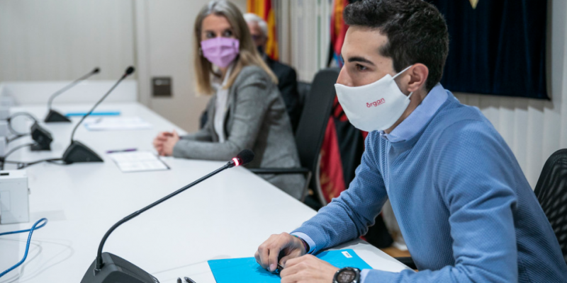 Javier Pérez del Pulgar, director general d'Organ, en la signatura del conveni amb el Sant Cugat FC. FOTO: Lali Puig (Ajuntament de Sant Cugat)