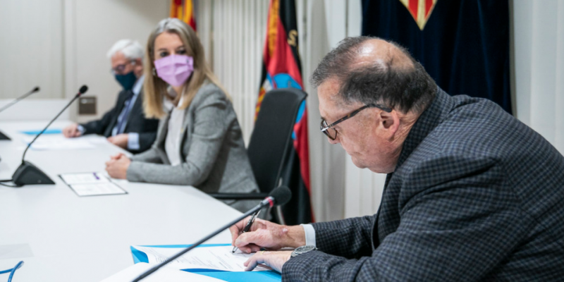 Ramón Agenjo, conseller i secretari de Damm SA, en la signatura del conveni. FOTO: Lali Puig (Ajuntament de Sant Cugat)