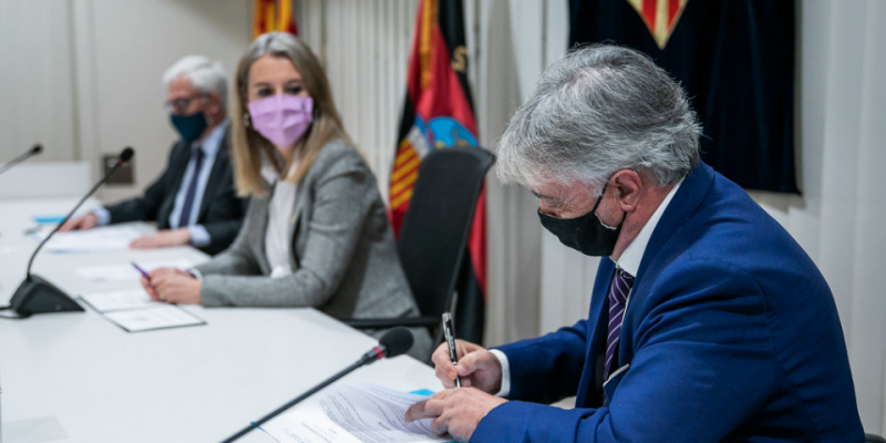 Joan Cuaresma, director executiu de CloudCom, signant el seu patrocini amb el Sant Cugat FC. FOTO: Lali Puig (Ajuntament de Sant Cugat)
