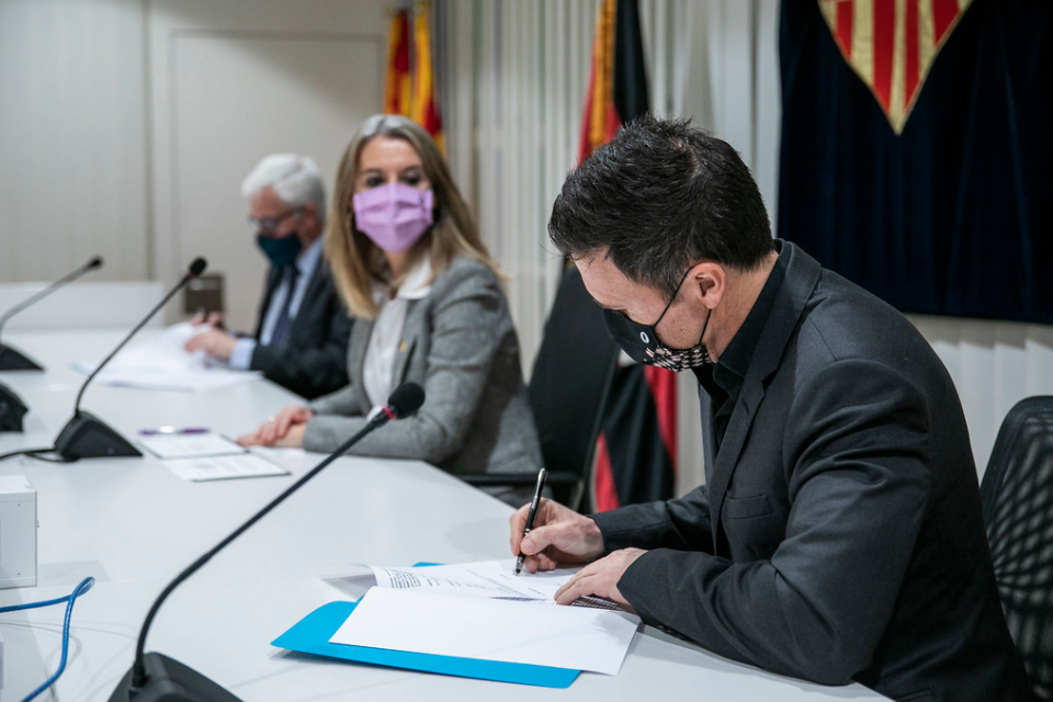 IM Clinic, del doctor Ivan Mañero, en la sala de plens de l'ajuntament firmant el seu patrocini amb el Sant Cugat FC. FOTO: Lali Puig (Ajuntament de Sant Cugat)