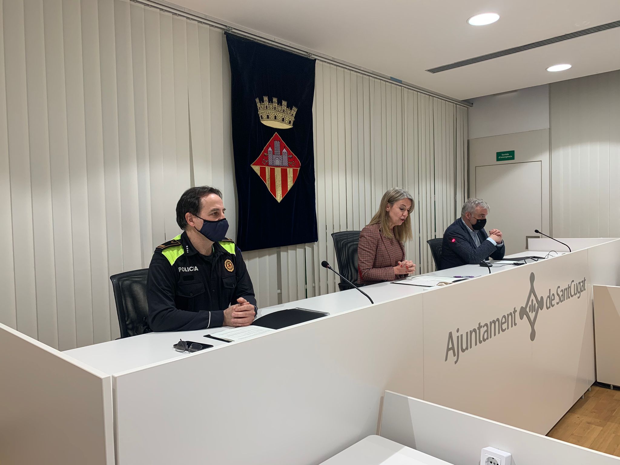 El cap de la Policia Local, l'alcaldessa i el regidor de Seguretat FOTO: Àgata Guinó