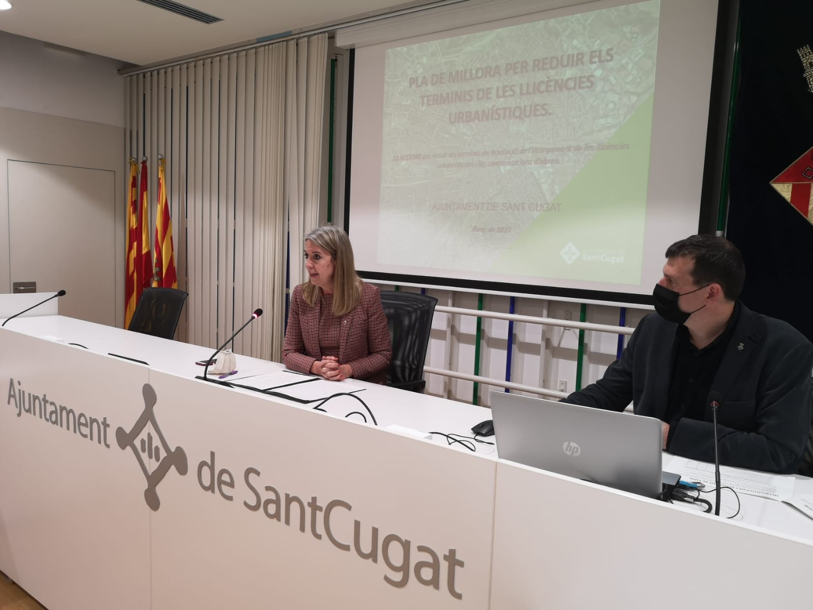 Mireia Ingla i Francesc Duch explicant el pla per reduir el termini de les llicències FOTO: Ajuntament de Sant Cugat