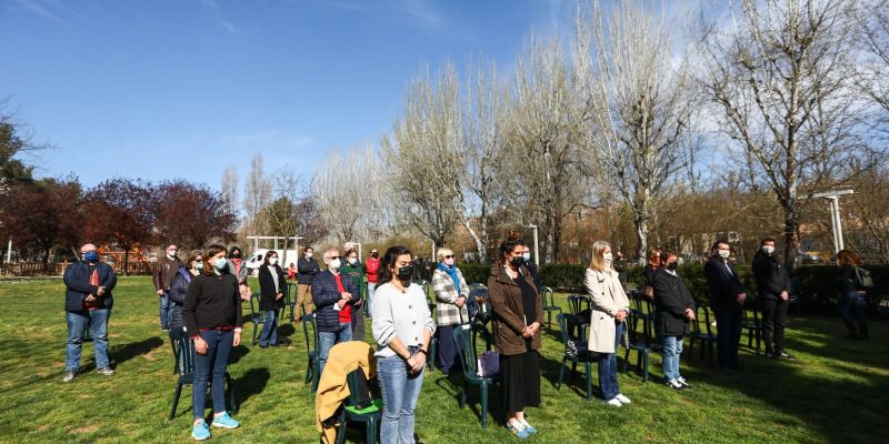 Minut de silenci per les víctimes de la COVID-19. FOTO: Lali Puig.