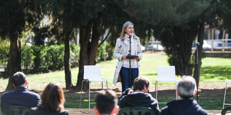 Mireia Ingla, alcaldessa de Sant Cugat, agraïnt l'esforç de la ciutat davant la COVID-19. FOTO: Lali Puig.