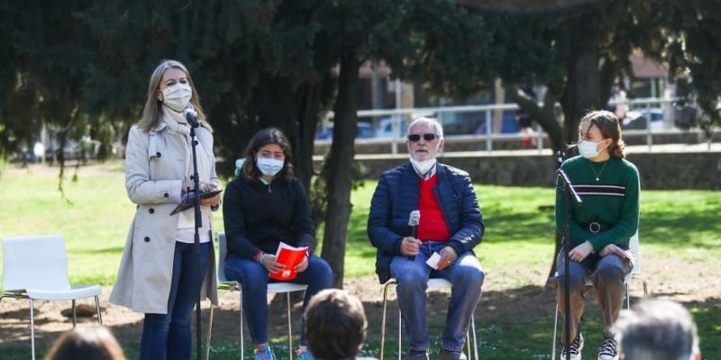 Mireia Ingla amb els tres representants del Consell de Gent Gran, Joves i Infantil. FOTO: Lali Puig.