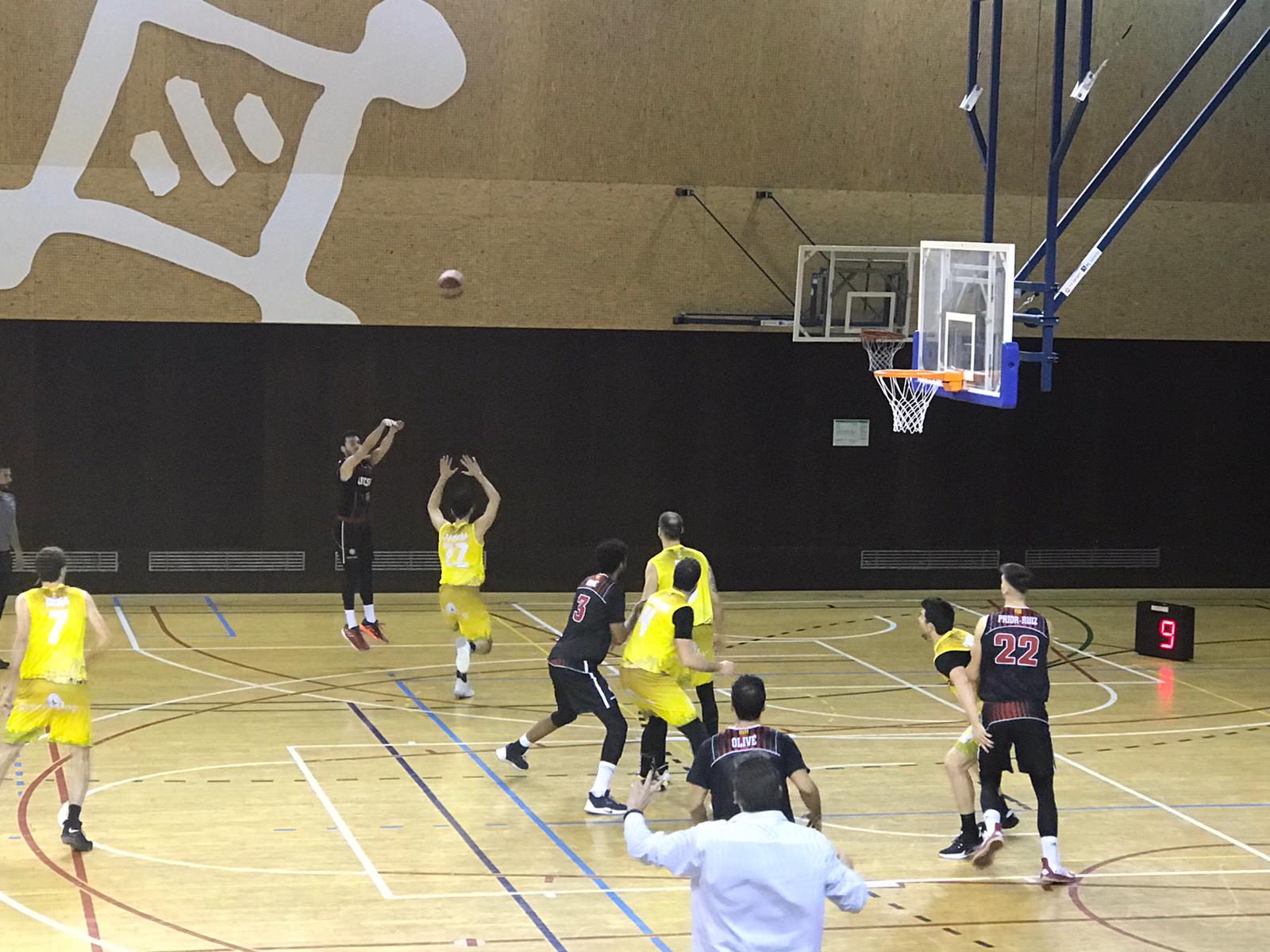 El jugador de la UE Sant Cugat, Pol Rodríguez, en la derrota davant el CB Esparraguera per 64-67. FOTO. Nielo Ballart.