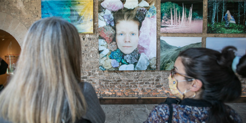 Mireia Ingla (esquerra) i Esther Madrona (dreta) observant una de les exposicions del Festival Lumínic. FOTO: Lali Puig (Ajuntament)
