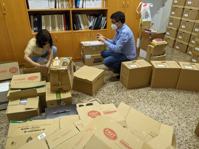 Les caixes que lliurarà Carme Forcadell a l'Arxiu amb les cartes que va rebre FOTO: @ForcadellCarme