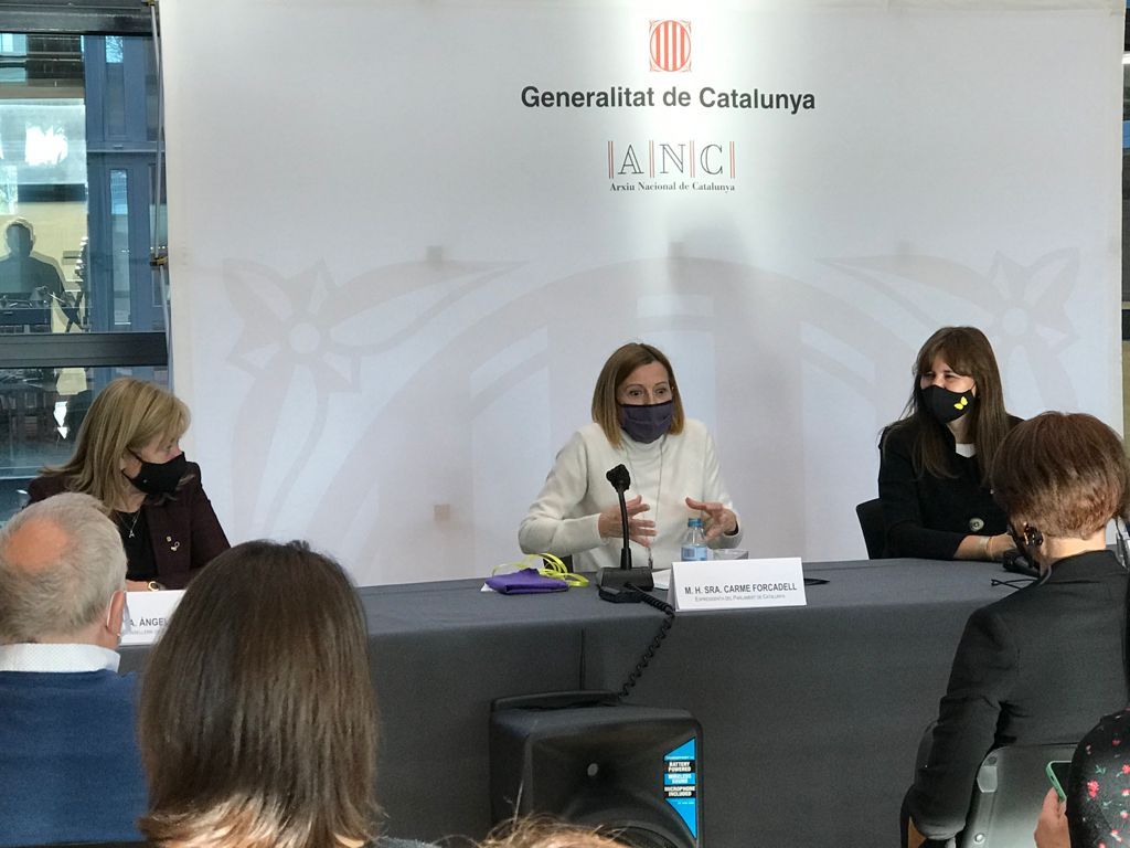 Carme Forcadell en l'acte d'entrega de les cartes a l'Arxiu Nacional. A l'esquerra Àngels Ponsa i a la dreta Laura Borràs. FOTO: Ferran Mitjà