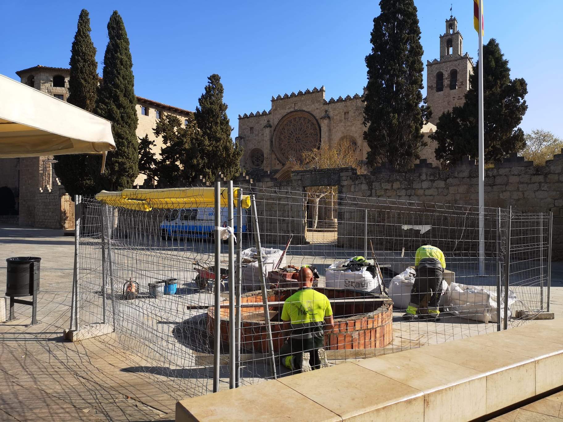Operaris de Parcs i Jardins treballant en la retirada i substitució de l'alzina de la plaça d'Octavià. FOTO: Ajuntament