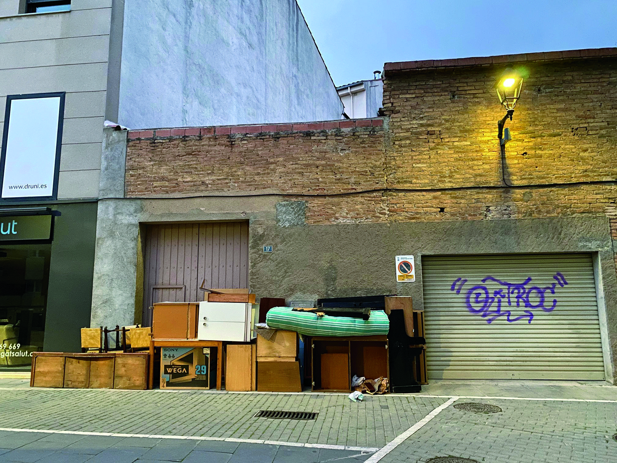 Alguns veïns abandonen els mobles vells de qualsevol manera sense tenir en compte el protocol de voluminosos. FOTO: JR Armadàs