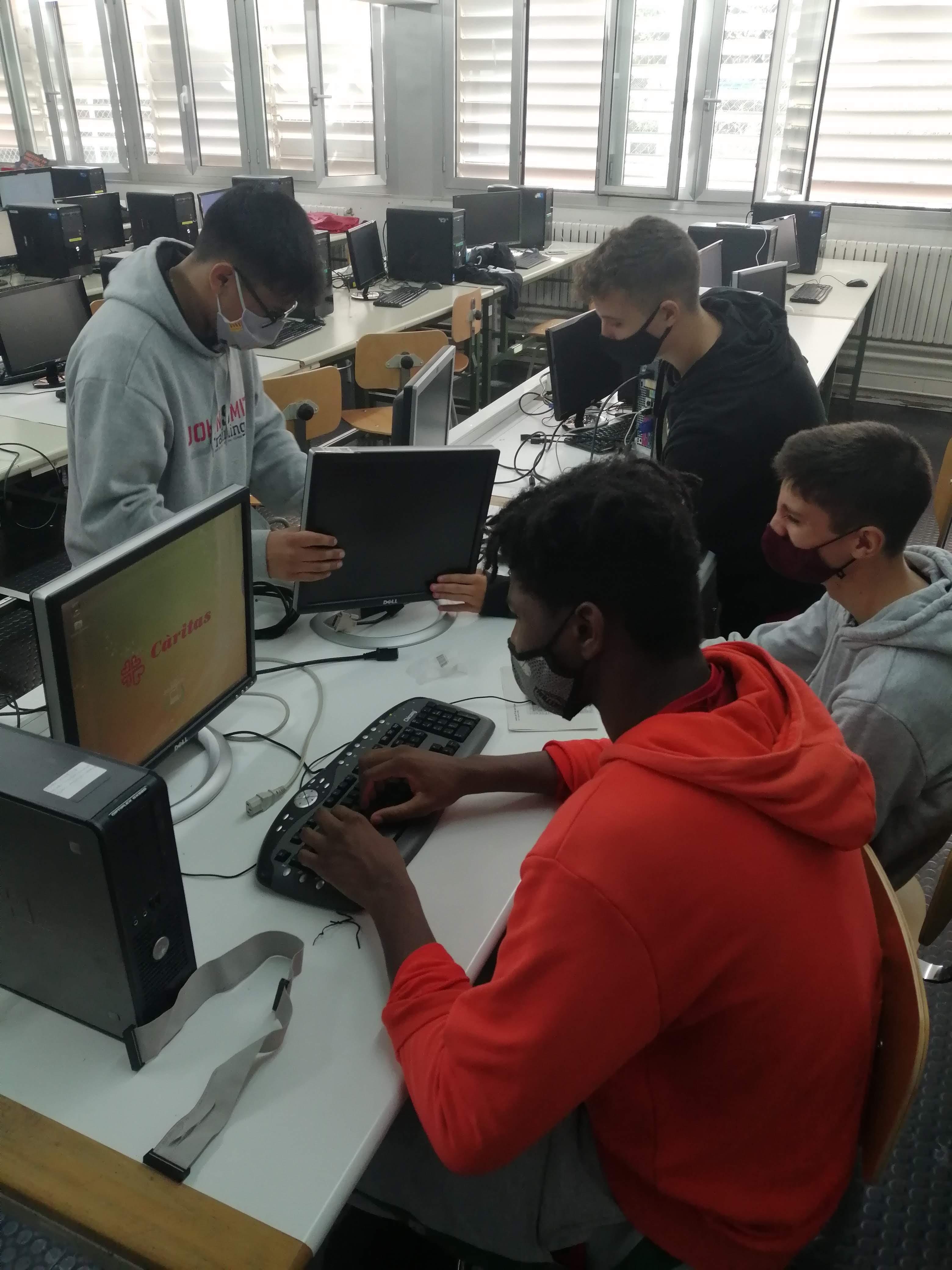 Estudiants de l'Institut FP Sant Cugat treballant amb els ordinadors. FOTO: Cedida