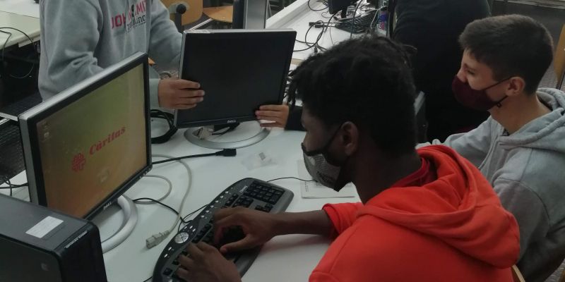 Estudiants de l'Institut FP Sant Cugat treballant amb els ordinadors. FOTO: Cedida