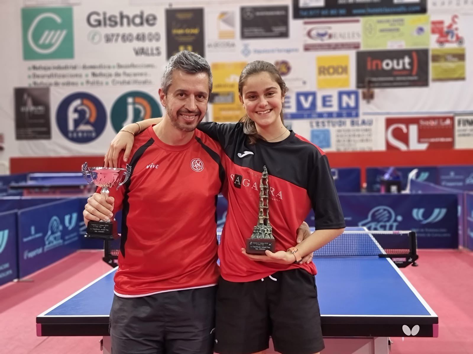 El director tècnic Josep Antón amb la campiona en categoria infantil Mariona Munné. FOTO: Unió Esportiva Sant Cugat.