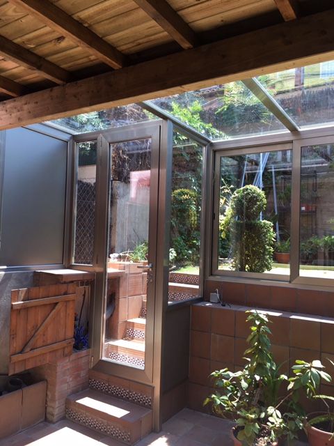 Hermanos Almansa t'ajuda a instal·lar finestres i portes d'alumini per a la teva terrassa. FOTO: Cedida